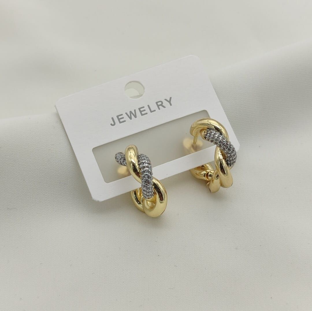 14K Altın Kaplama Pirinç Küpe – Zarif Örgü Tasarım, Parlak Taş Detaylı, Modern ve Şık Kadın Küpe Modelleri