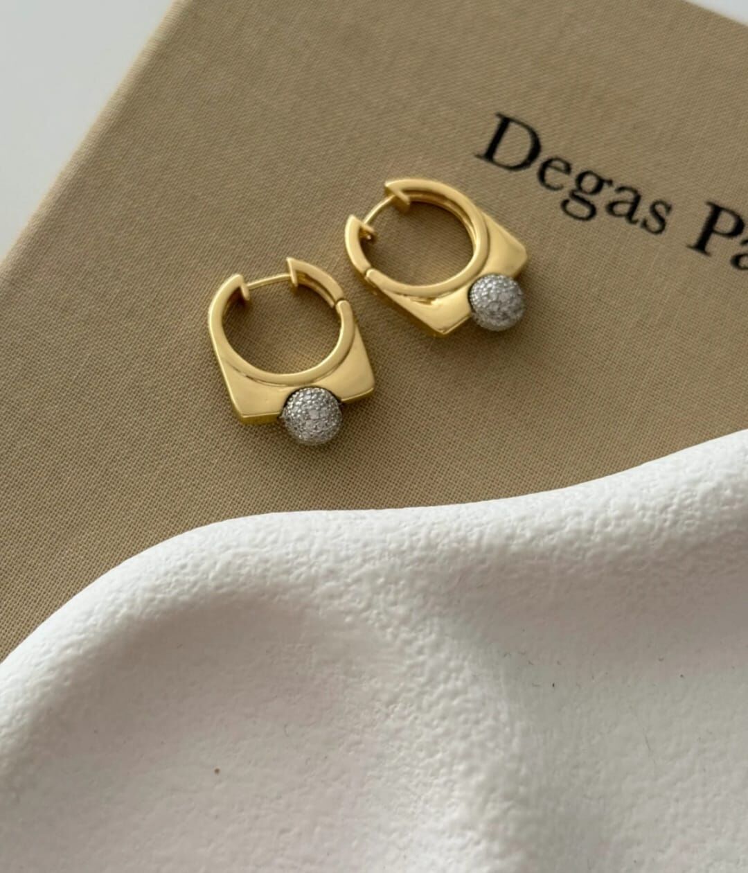 14K Altın Kaplama Pirinç Küpe – Geometrik Yuvarlak Tasarım, Taşlı ve Gold Top Detaylı Modern Kadın Küpe Modelleri