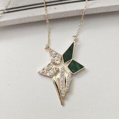 14K Altın Kaplama Pirinç Kolye – Yeşil Taş Detaylı, Zarif Kelebek Tasarım, 56 cm Zincirli Modern Kadın Kolye