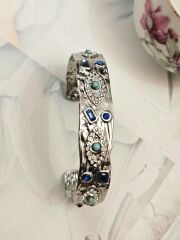 Pirinç Üzeri Mineli Kaplama Kelepçe Bilezik – Mavi Taşlı, Kristal Detaylı, Etnik Desenli Şık Kadın Bilezik Modelleri