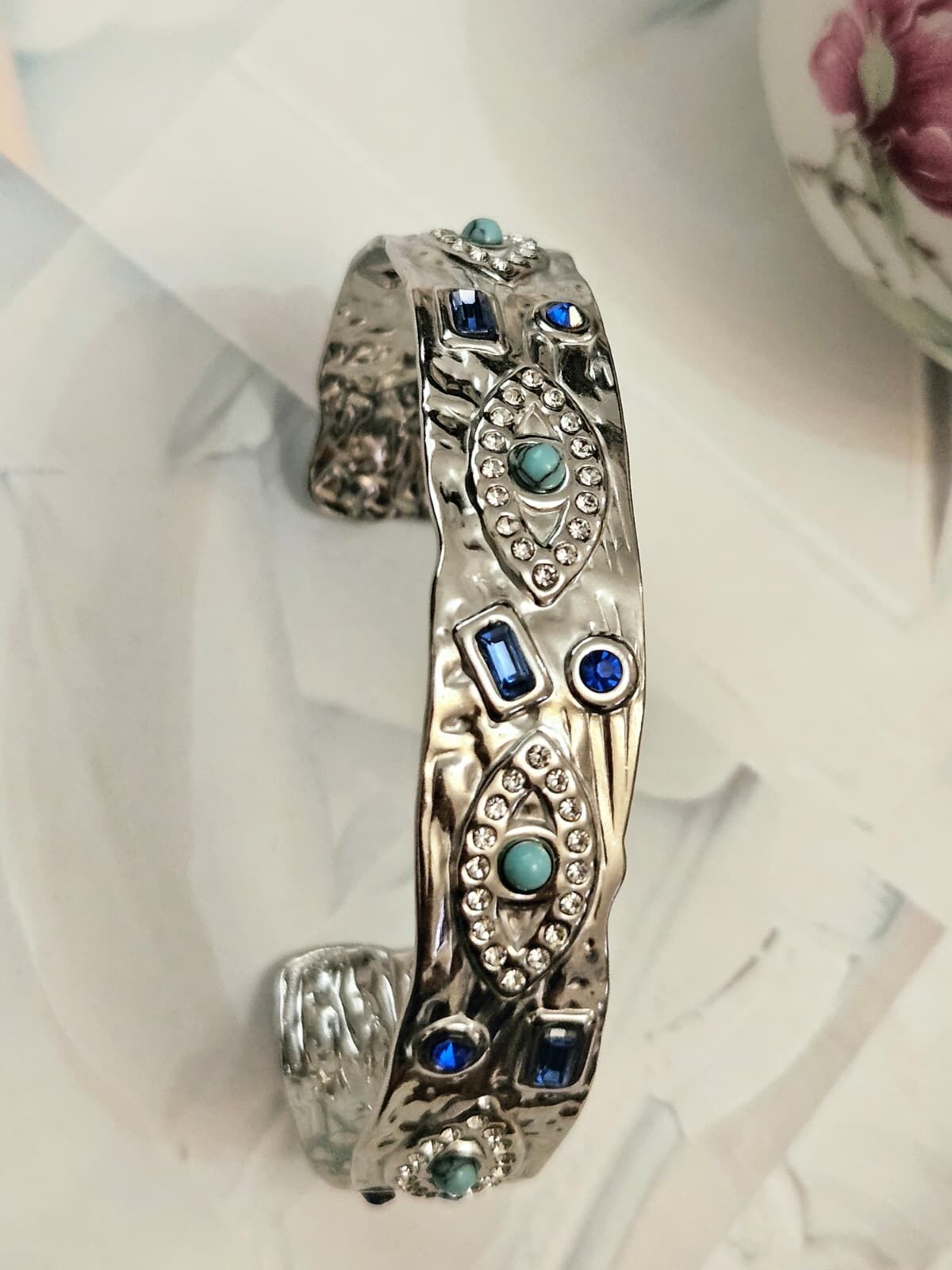 Pirinç Üzeri Mineli Kaplama Kelepçe Bilezik – Mavi Taşlı, Kristal Detaylı, Etnik Desenli Şık Kadın Bilezik Modelleri