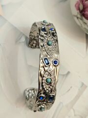 Pirinç Üzeri Mineli Kaplama Kelepçe Bilezik – Mavi Taşlı, Kristal Detaylı, Etnik Desenli Şık Kadın Bilezik Modelleri