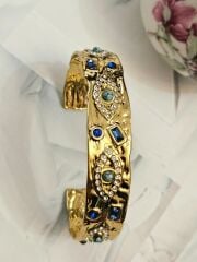 Pirinç Üzeri Mineli Kaplama Kelepçe Bilezik – Mavi Taşlı, Kristal Detaylı, Etnik Desenli Şık Kadın Bilezik Modelleri