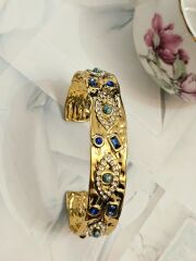 Pirinç Üzeri Mineli Kaplama Kelepçe Bilezik – Mavi Taşlı, Kristal Detaylı, Etnik Desenli Şık Kadın Bilezik Modelleri