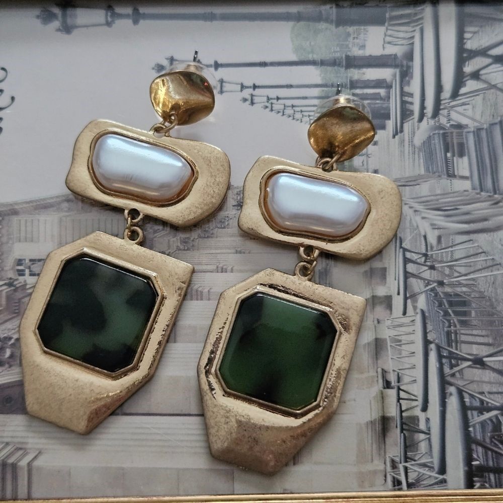 Altın Kaplama İri Tasarım Küpe – İncimsi ve Yeşil Taş Detaylı Zarif Kadın Küpe