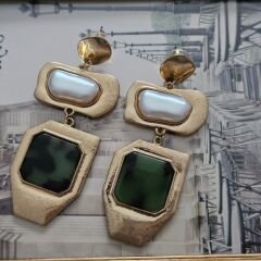 Altın Kaplama İri Tasarım Küpe – İncimsi ve Yeşil Taş Detaylı Zarif Kadın Küpe