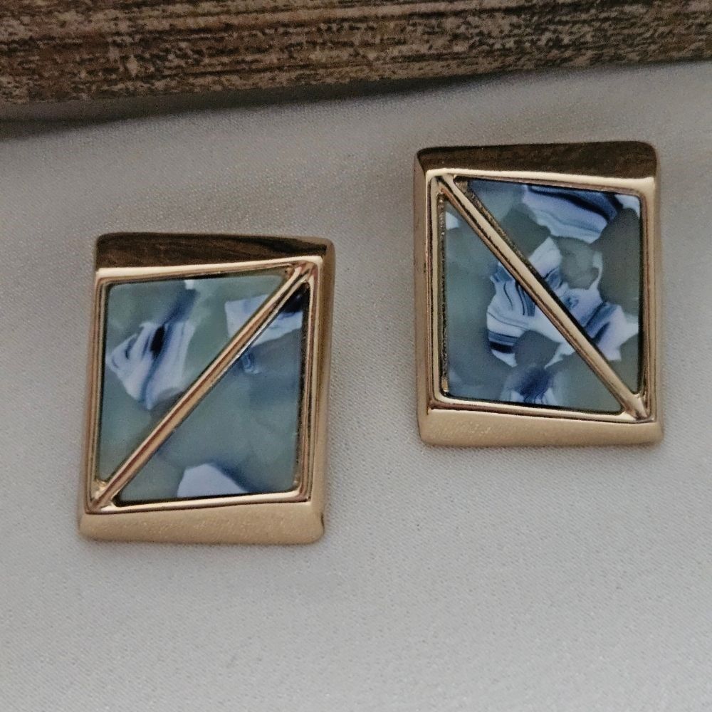 Şık Altın Çerçeveli Mavi Desenli Takı Küpe - Modern Tasarım ve Zarif Detaylar