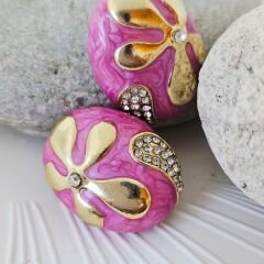 Şık Pembe Çiçek Desenli Altın Detaylı Takı Küpe - Işıltılı ve Zarif Tasarım