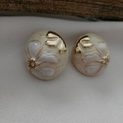 Şık Pembe Çiçek Desenli Altın Detaylı Takı Küpe - Işıltılı ve Zarif Tasarım