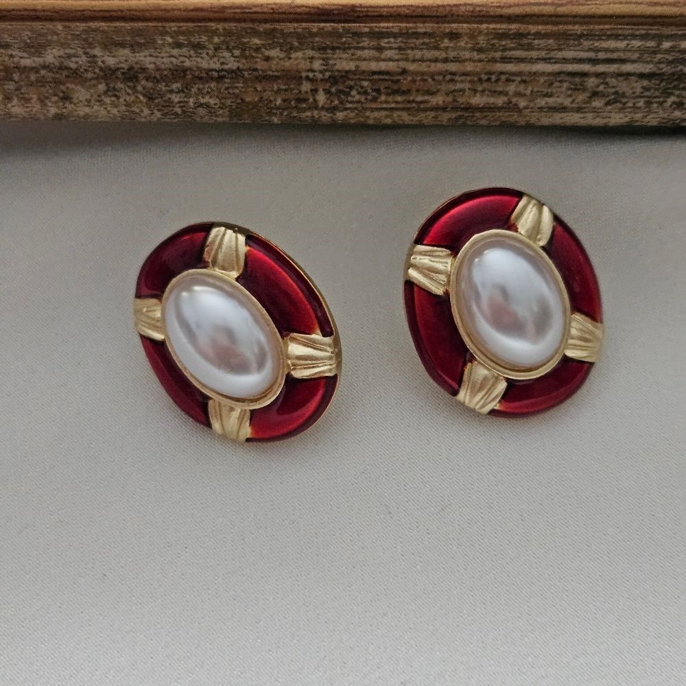 Kırmızı Mine Oval Küpe – İncili ve Altın Detaylı Vintage Tasarım