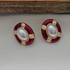 Kırmızı Mine Oval Küpe – İncili ve Altın Detaylı Vintage Tasarım