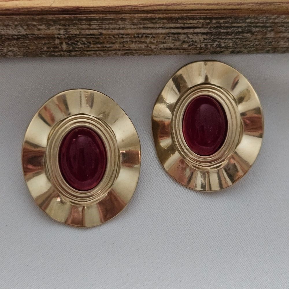 Altın Kaplama Oval Küpe – Kırmızı Taşlı Vintage Tasarım