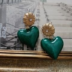 Yeşil, Kırmızı  Kalp Küpe – Altın Detaylı ve Taşlı Zarif Tasarım