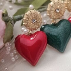 Yeşil, Kırmızı  Kalp Küpe – Altın Detaylı ve Taşlı Zarif Tasarım