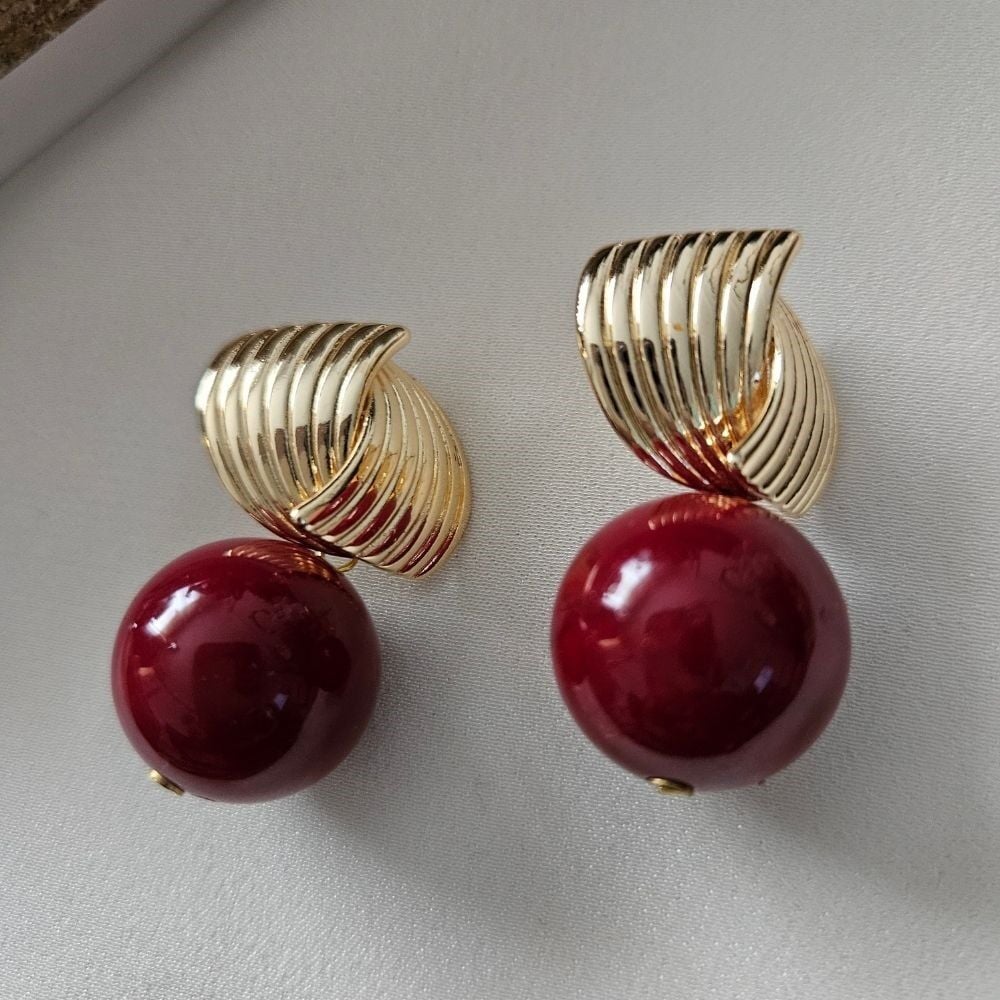 Altın Detaylı Kırmızı Top Küpe – Modern ve Zarif Tasarım