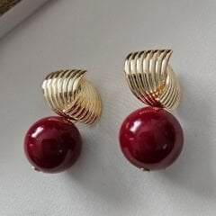 Altın Detaylı Kırmızı Top Küpe – Modern ve Zarif Tasarım