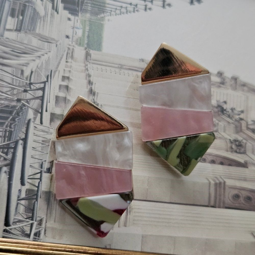 Geometrik Renkli Akrilik Küpe – Pembe, Yeşil ve Sedef Detaylı Tasarım