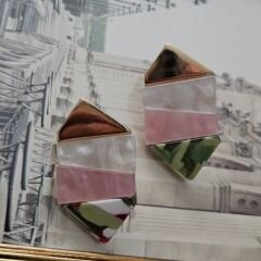 Geometrik Renkli Akrilik Küpe – Pembe, Yeşil ve Sedef Detaylı Tasarım