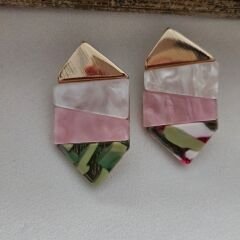 Geometrik Renkli Akrilik Küpe – Pembe, Yeşil ve Sedef Detaylı Tasarım