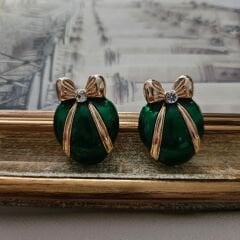 Yeşil Taşlı Fiyonk Küpe – Altın Detaylı ve Taş Süslemeli Zarif Tasarım