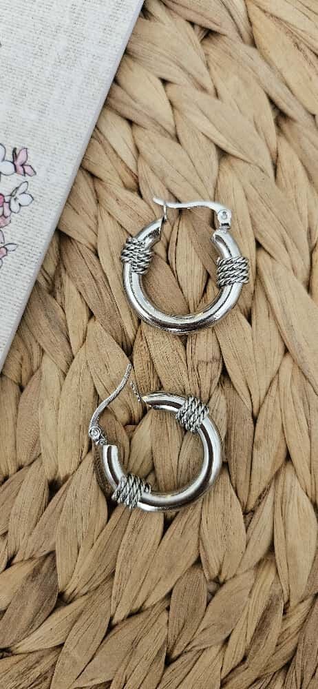 Çelik Halka Küpe – Modern Örgü Desenli, Suya Dayanıklı, Dayanıklı Çelik Küpe