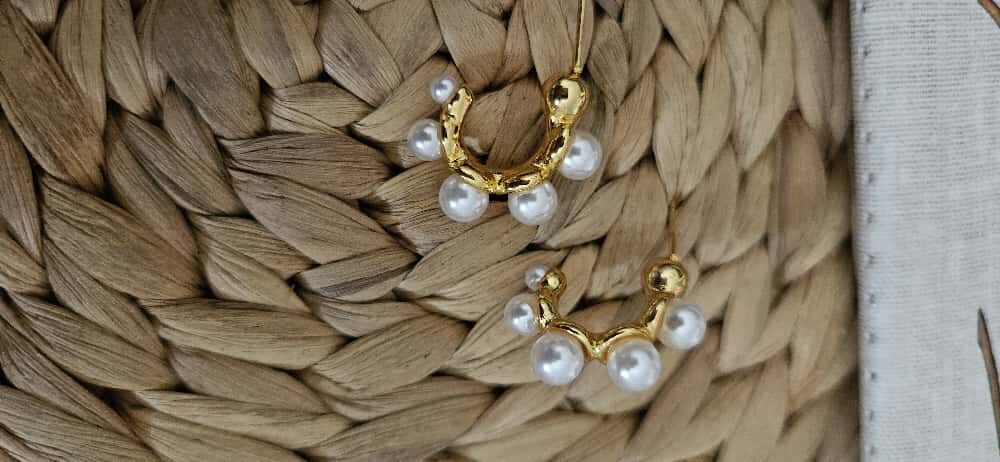 Altın Renkli İncili Çelik Küpe – Zarif Modern Tasarım