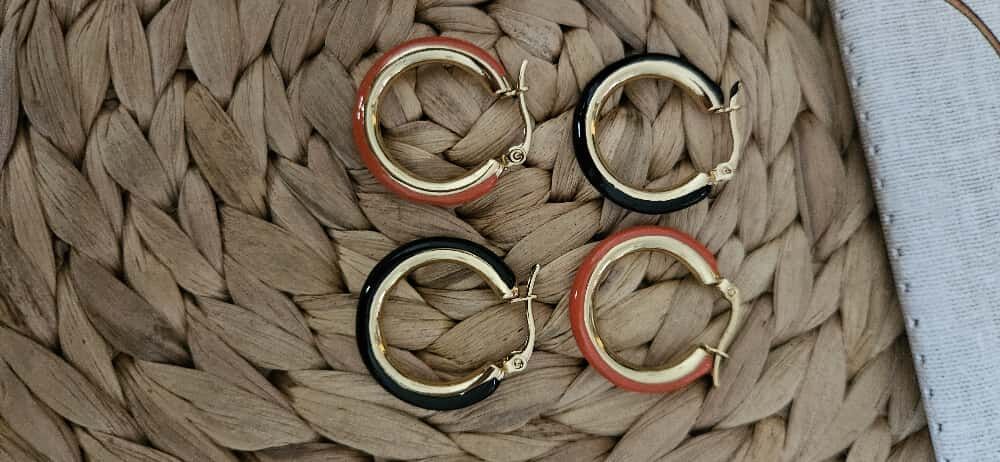 Çift Renk Modern Halka Çelik Küpe – Siyah & Kırmızı Detaylı Altın Kaplama Tasarım