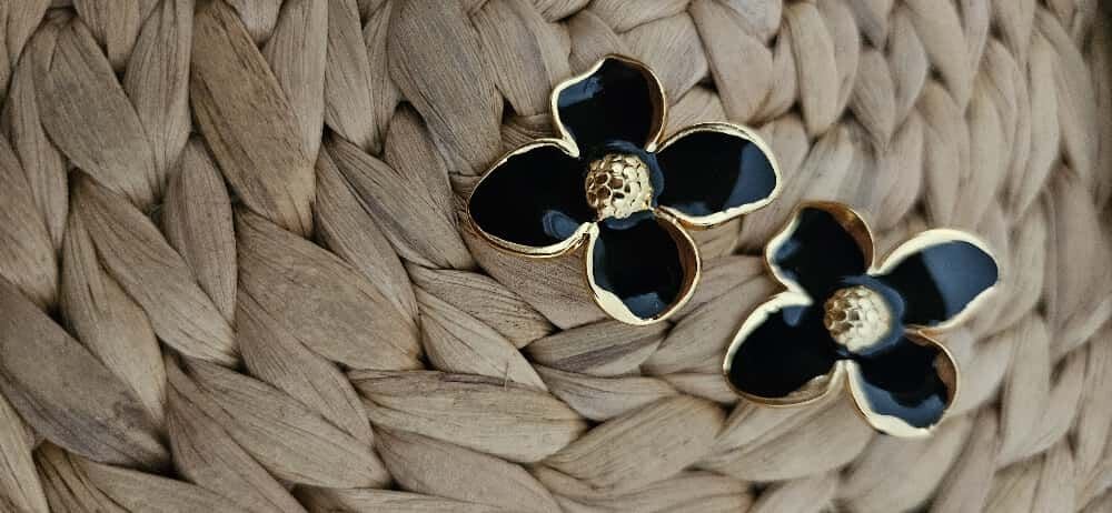 Siyah Çiçek Model Çelik Küpe – Altın Detaylı Şık Tasarım