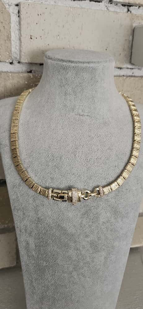 Pirinç Üzeri 14K Altın Kaplama Marka Model Tasarım Kolye – Kuyum İşçiliği Şık ve Özel Tasarım