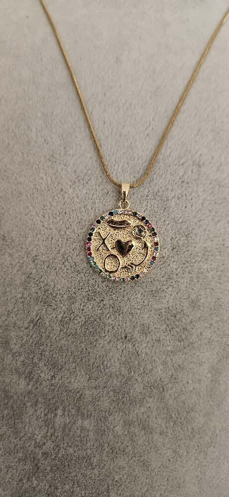 Çelik Yuvarlak Kalpli Taşlı Kolye – Altın Renk Çok Renkli Taş Detaylı