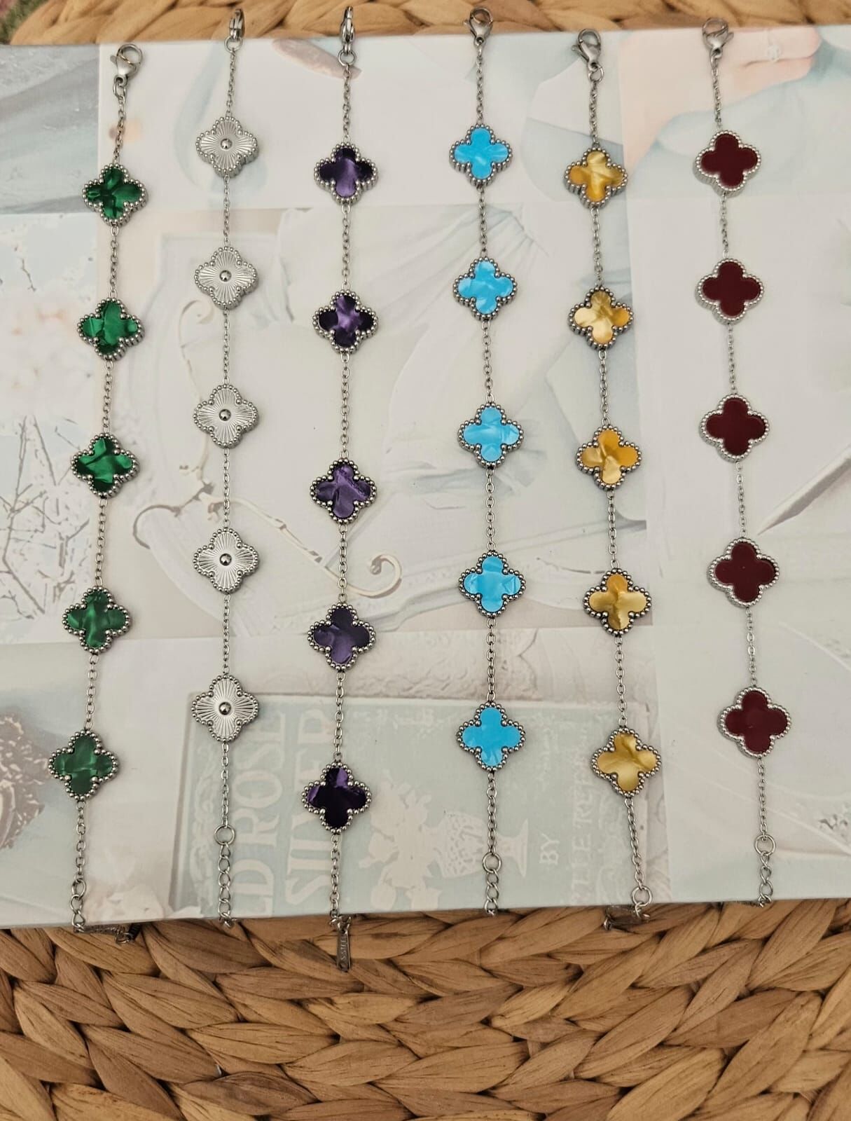 Yonca Çelik Bileklik – Renkli Dört Yapraklı Şans Figürlü Kadın Çelik Takı Zarif Hediyelik