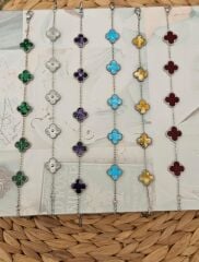 Yonca Çelik Bileklik – Renkli Dört Yapraklı Şans Figürlü Kadın Çelik Takı Zarif Hediyelik