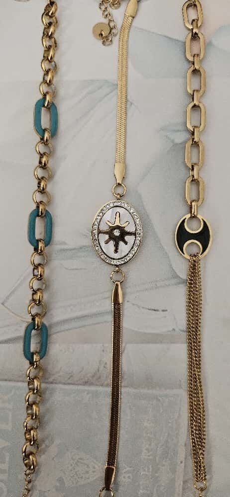 Çelik Bileklik – Mavi, Beyaz ve Siyah Renk Seçenekleri, Modern Tasarım