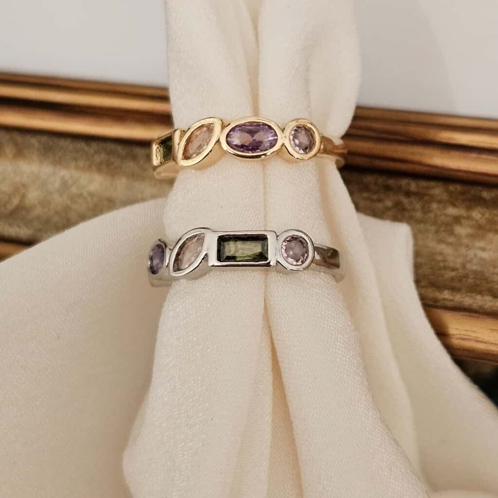 Renkli ve Çoklu Kesim Zirkon Taşlı Pirinç Üzeri Altın Kaplama Yüzük, Modern ve Zarif Tasarım