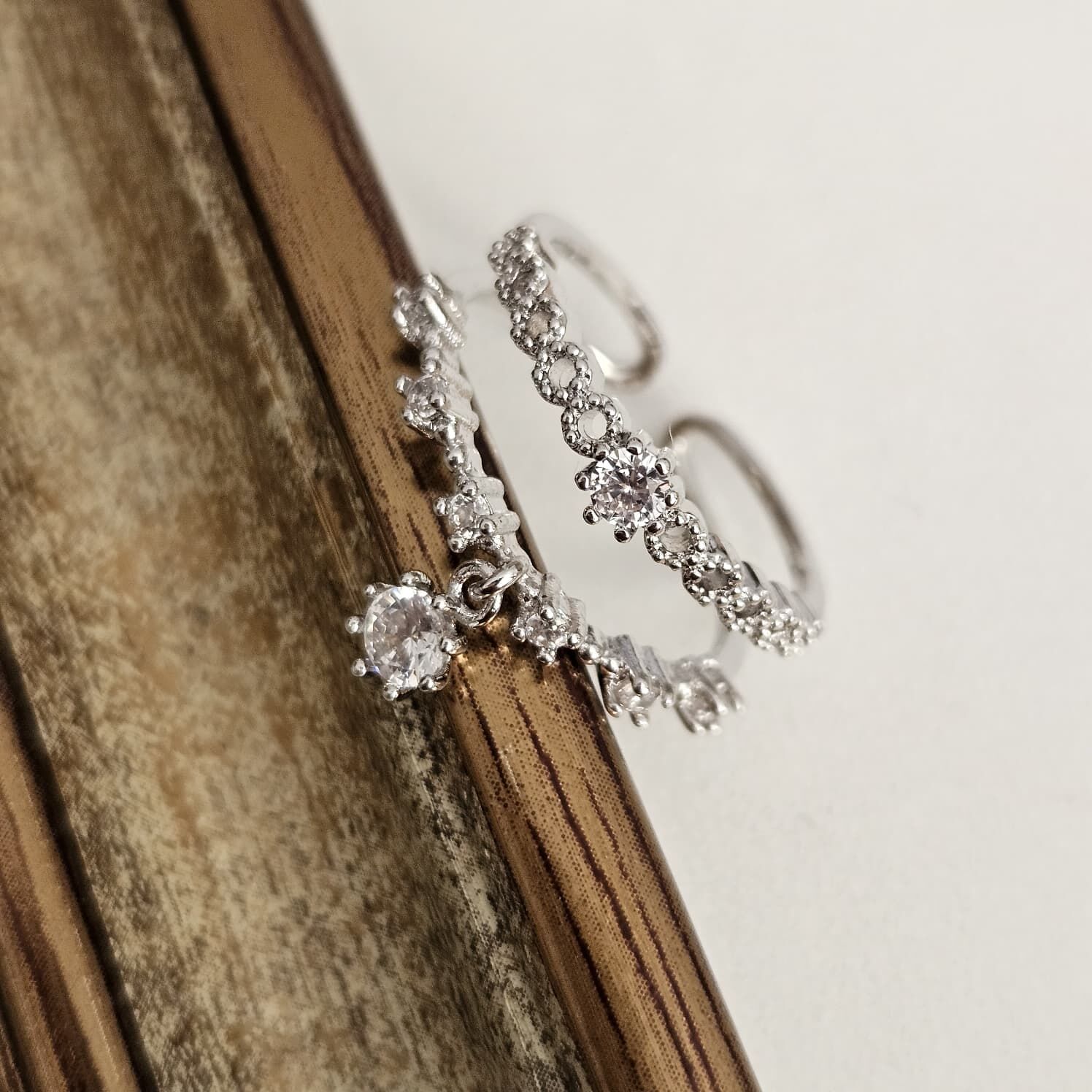 Pirinç Üzeri Gümüş Kaplama Taşlı Yüzük – Çift Sıra Zarif ve Ayarlanabilir Kadın Takı