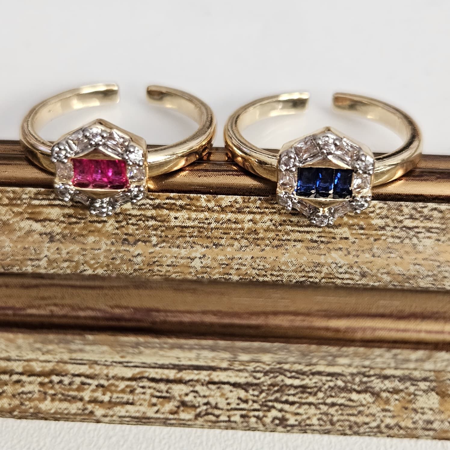 Pirinç Üzeri Altın Kaplama Taşlı Yüzük – Ayarlanabilir Kadın Takı Kırmızı ve Mavi Taş Seçenekli