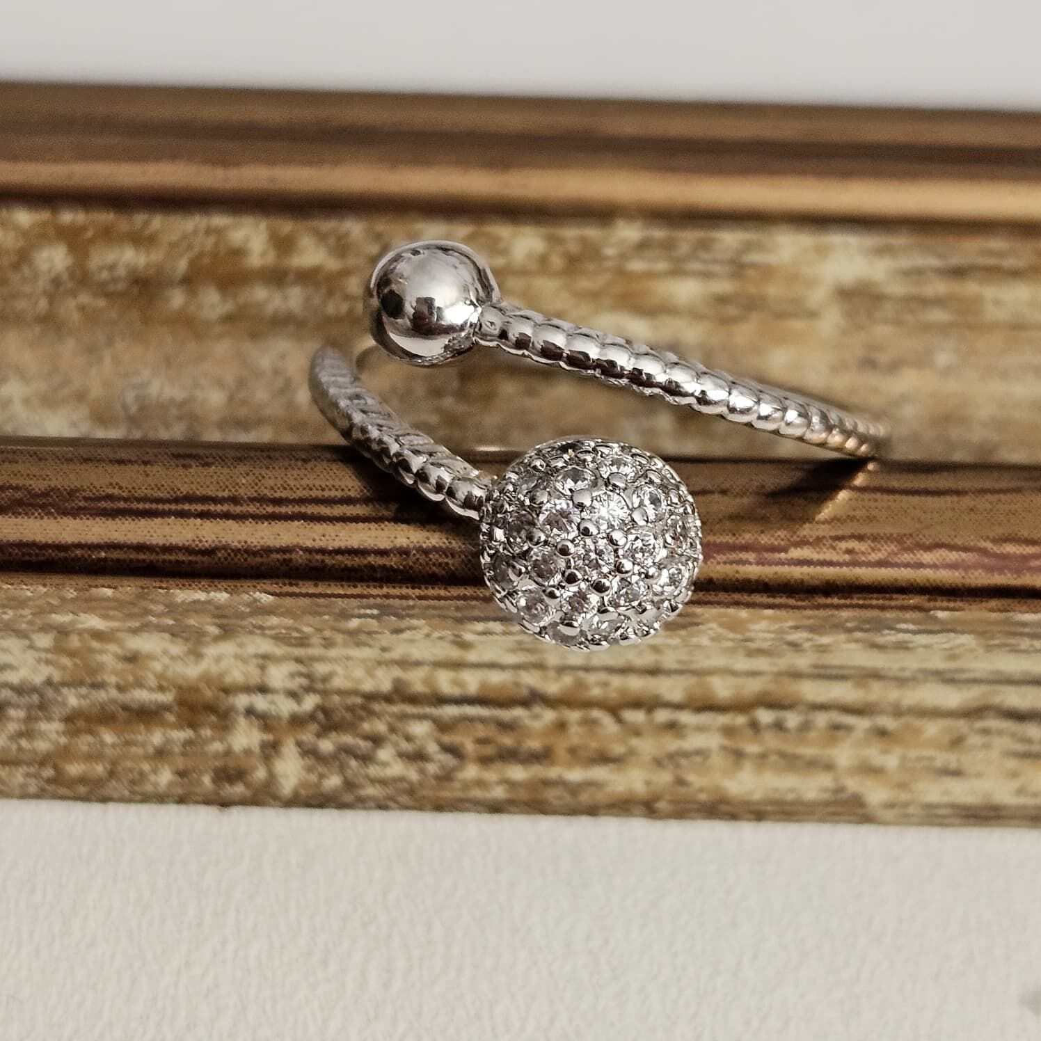 Pirinç Yüzük – Zarif Top Detaylı Ayarlanabilir Kadın Takı Minimalist Tasarım