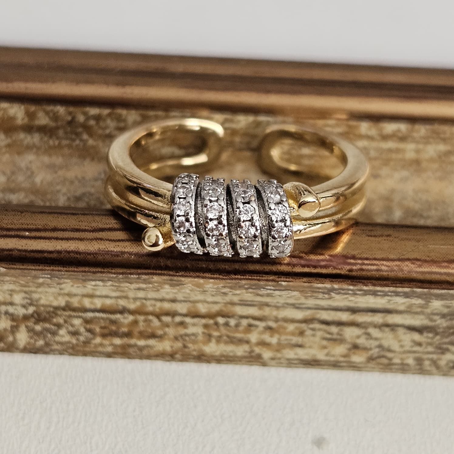 Pirinç Üzeri Altın Kaplama Taşlı Yüzük – Zarif ve Ayarlanabilir Kadın Takı Modern Tasarım