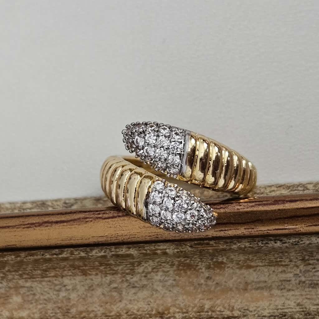 Pave Zirkon Taşlı İki Tonlu Bypass Tasarım Yüzük, Pirinç Üzeri Altın Kaplama, Tırtıklı Gövdeli Gösterişli ve Modern