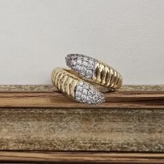 Pave Zirkon Taşlı İki Tonlu Bypass Tasarım Yüzük, Pirinç Üzeri Altın Kaplama, Tırtıklı Gövdeli Gösterişli ve Modern