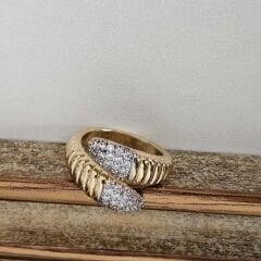 Pave Zirkon Taşlı İki Tonlu Bypass Tasarım Yüzük, Pirinç Üzeri Altın Kaplama, Tırtıklı Gövdeli Gösterişli ve Modern