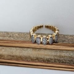 Pirinç Üzeri Altın Kaplama Taşlı Yüzük – Sıralı Oval Detaylı Zarif Kadın Takı