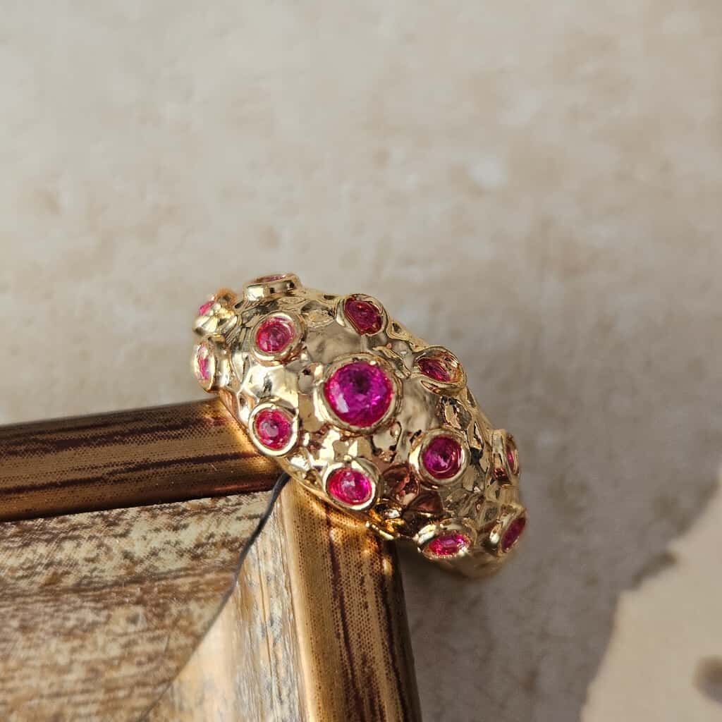 El İşçiliği Vintage Tasarım Pirinç Üzeri Altın Kaplama Yüzük – Kırmızı Taşlı Kadın Takı
