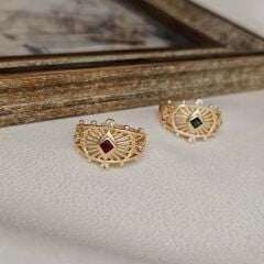 Özel Tasarım Altın Kaplama Yüzük – Zirkon Taşlı Kırmızı ve Yeşil Detaylı Zarif Model