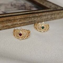 Özel Tasarım Altın Kaplama Yüzük – Zirkon Taşlı Kırmızı ve Yeşil Detaylı Zarif Model