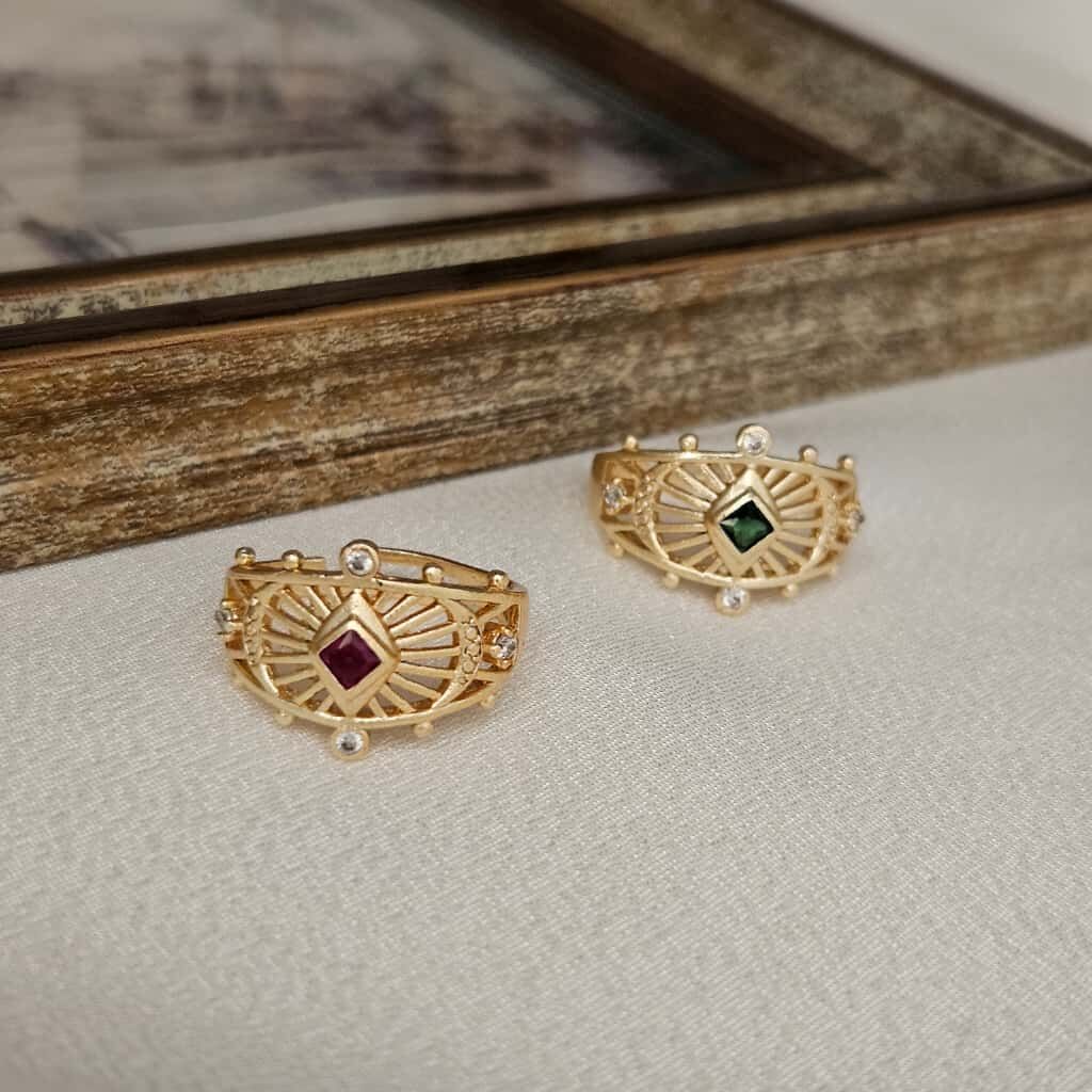 Özel Tasarım Altın Kaplama Yüzük – Zirkon Taşlı Kırmızı ve Yeşil Detaylı Zarif Model