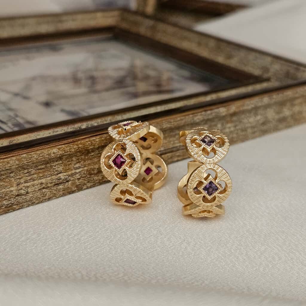 Özel Tasarım Altın Kaplama Yüzük – Geometrik Desenli Kırmızı ve Mor Taşlı Model