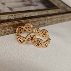 Özel Tasarım Altın Kaplama Yüzük – Geometrik Desenli Kırmızı ve Mor Taşlı Model