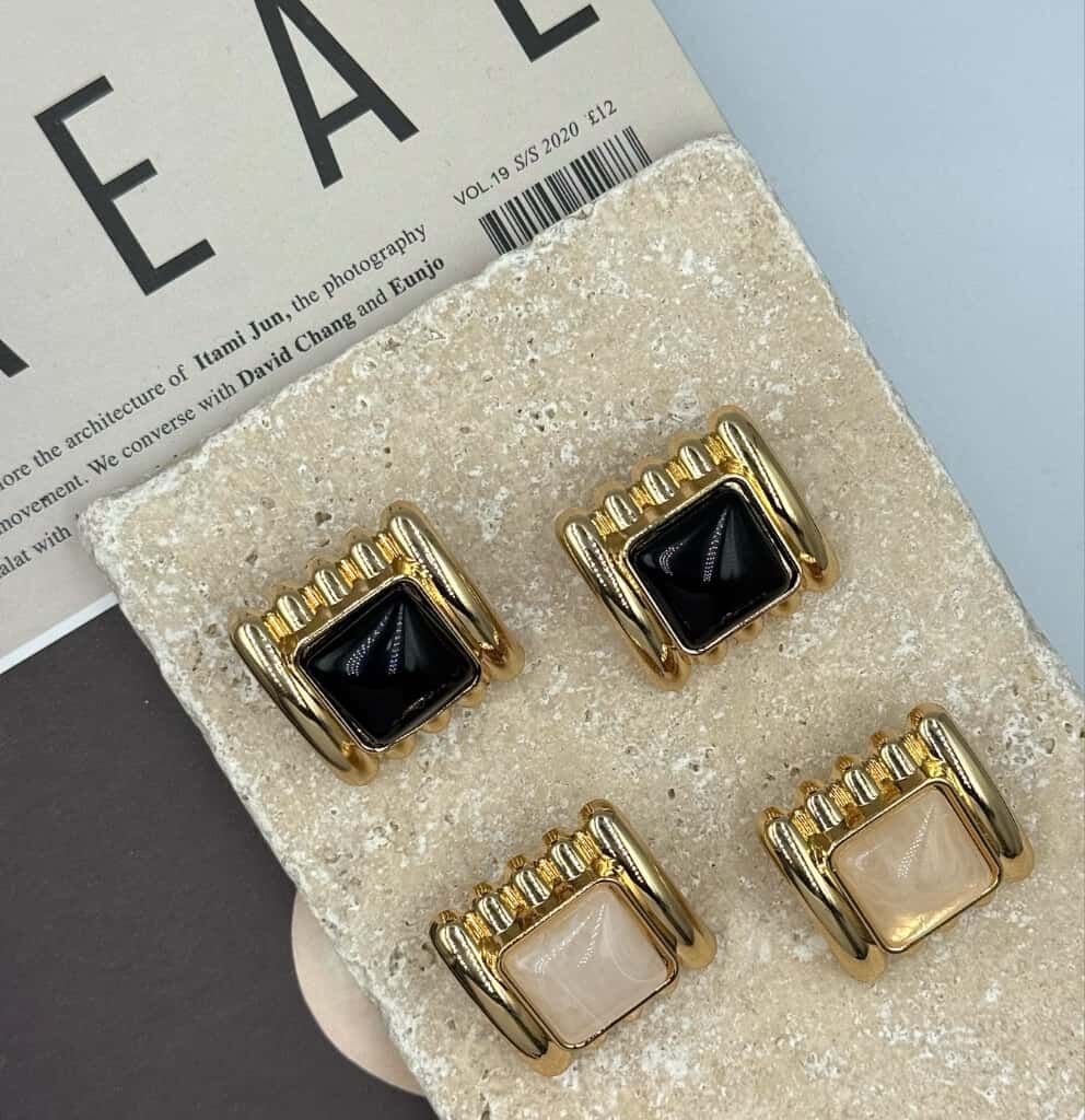 Pirinç Üzeri Altın Kaplama Küpe – Taşlı Modern Tasarım