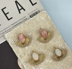 Pirinç Üzeri Altın Kaplama Küpe – İncimsi Pembe ve Beyaz Oval Taşlı Zarif Tasarım